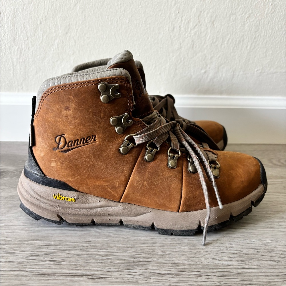 Danner Mountain 600 Hiking Boots - Women’s Size 6